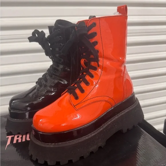 COLOR ME HAUNTED MISMATCHED BOOTS (damaged, photo shown) - Picture 4 of 11